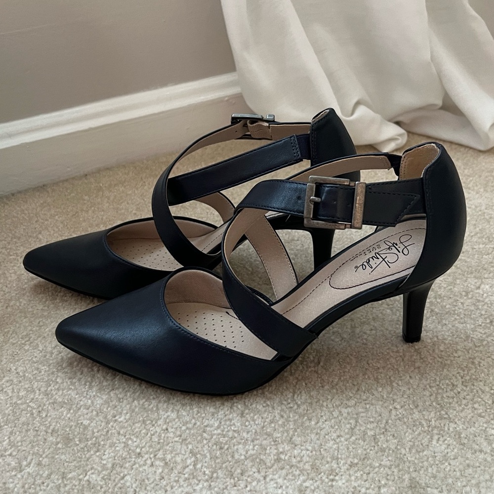 BNWOT Life Stride Navy pointed toe pumps